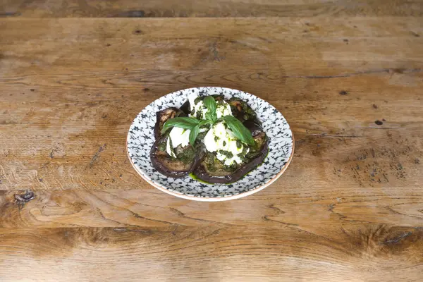 Yeni hazırlanmış yemek / yemek bir restoranda servis edilecek.