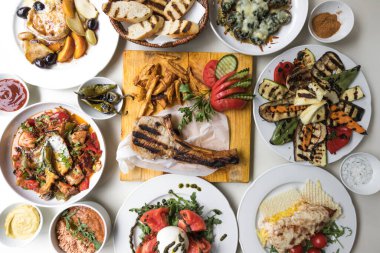 Yeni hazırlanmış yemek / yemek bir restoranda servis edilecek.