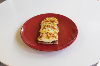 Yeni hazırlanmış yemek / yemek bir restoranda servis edilecek.