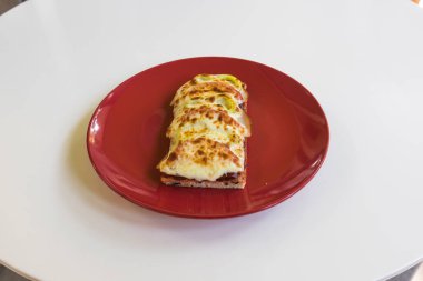 Yeni hazırlanmış yemek / yemek bir restoranda servis edilecek.