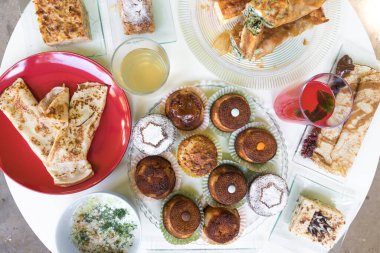 Yeni hazırlanmış yemek / yemek bir restoranda servis edilecek.