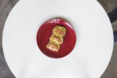 Yeni hazırlanmış yemek / yemek bir restoranda servis edilecek.