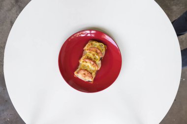 Yeni hazırlanmış yemek / yemek bir restoranda servis edilecek.