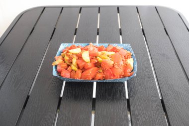 Yeni hazırlanmış yemek / yemek bir restoranda servis edilecek.