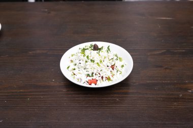 Yeni hazırlanmış yemek / yemek bir restoranda servis edilecek.