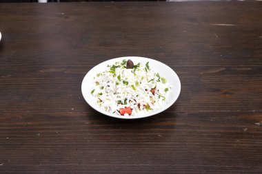 Yeni hazırlanmış yemek / yemek bir restoranda servis edilecek.