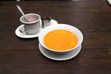 Yeni hazırlanmış yemek / yemek bir restoranda servis edilecek.