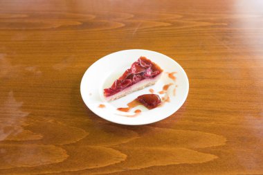 Yeni hazırlanmış yemek / yemek bir restoranda servis edilecek.