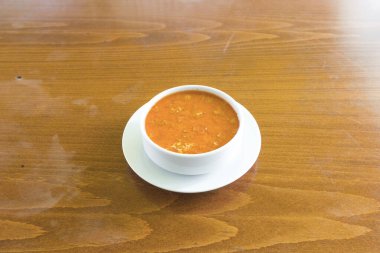 Yeni hazırlanmış yemek / yemek bir restoranda servis edilecek.