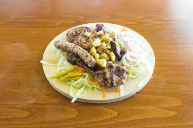 Yeni hazırlanmış yemek / yemek bir restoranda servis edilecek.