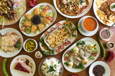 Yeni hazırlanmış yemek / yemek bir restoranda servis edilecek.