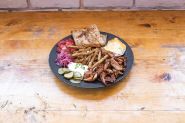 Yeni hazırlanmış yemek / yemek bir restoranda servis edilecek.