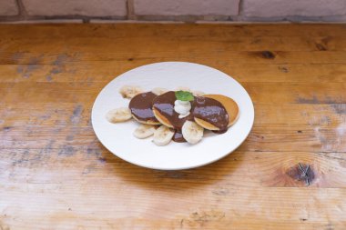 Yeni hazırlanmış yemek / yemek bir restoranda servis edilecek.