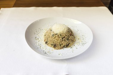 Yeni hazırlanmış yemek / yemek bir restoranda servis edilecek.