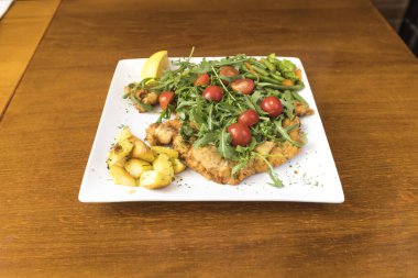 Yeni hazırlanmış yemek / yemek bir restoranda servis edilecek.