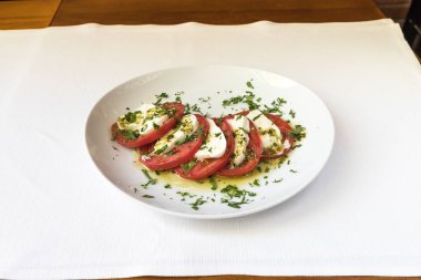 Yeni hazırlanmış yemek / yemek bir restoranda servis edilecek.