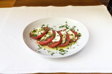 Yeni hazırlanmış yemek / yemek bir restoranda servis edilecek.