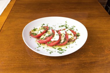 Yeni hazırlanmış yemek / yemek bir restoranda servis edilecek.