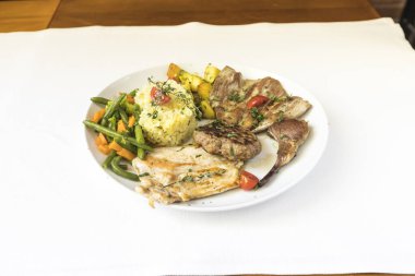 Yeni hazırlanmış yemek / yemek bir restoranda servis edilecek.