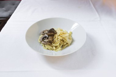 Yeni hazırlanmış yemek / yemek bir restoranda servis edilecek.