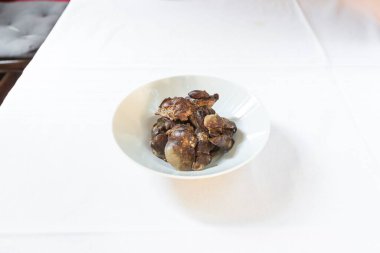 Yeni hazırlanmış yemek / yemek bir restoranda servis edilecek.