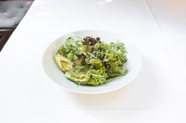 Yeni hazırlanmış yemek / yemek bir restoranda servis edilecek.