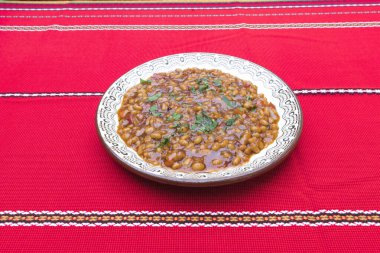 Yeni hazırlanmış yemek / yemek bir restoranda servis edilecek.