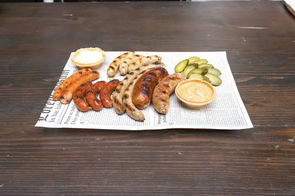 Yeni hazırlanmış yemek / yemek bir restoranda servis edilecek.