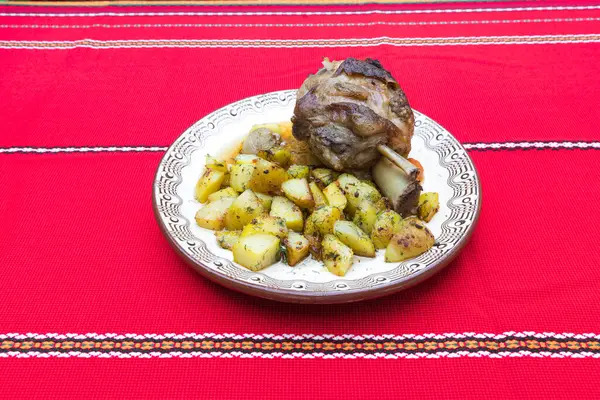 Yeni hazırlanmış yemek / yemek bir restoranda servis edilecek.