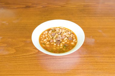 Yeni hazırlanmış yemek / yemek bir restoranda servis edilecek.