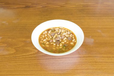 Yeni hazırlanmış yemek / yemek bir restoranda servis edilecek.