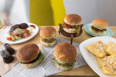 Yeni hazırlanmış yemek / yemek bir restoranda servis edilecek.