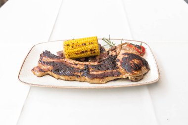 Yeni hazırlanmış yemek / yemek bir restoranda servis edilecek.