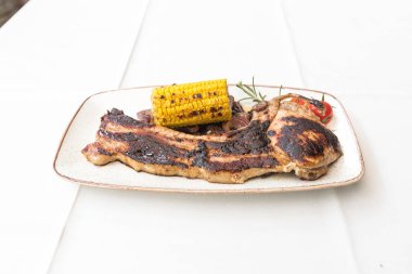 Yeni hazırlanmış yemek / yemek bir restoranda servis edilecek.