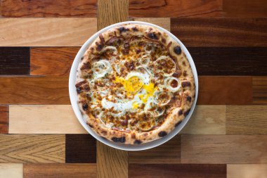 Yeni hazırlanmış yemek / yemek bir restoranda servis edilecek.