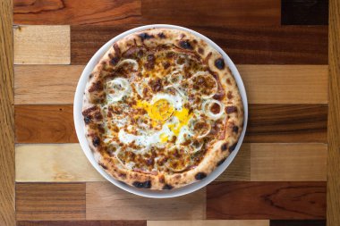 Yeni hazırlanmış yemek / yemek bir restoranda servis edilecek.