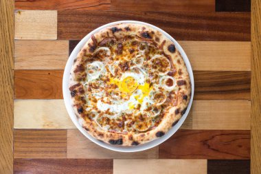 Yeni hazırlanmış yemek / yemek bir restoranda servis edilecek.