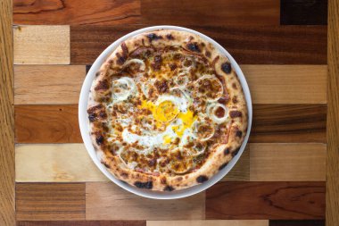 Yeni hazırlanmış yemek / yemek bir restoranda servis edilecek.