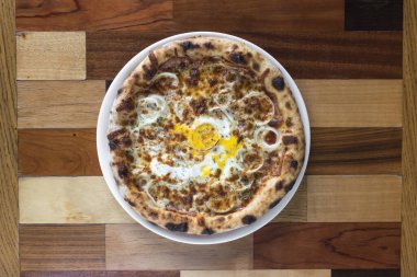 Yeni hazırlanmış yemek / yemek bir restoranda servis edilecek.