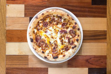 Yeni hazırlanmış yemek / yemek bir restoranda servis edilecek.