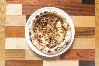 Yeni hazırlanmış yemek / yemek bir restoranda servis edilecek.