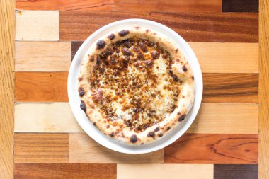 Yeni hazırlanmış yemek / yemek bir restoranda servis edilecek.