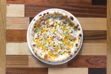 Yeni hazırlanmış yemek / yemek bir restoranda servis edilecek.