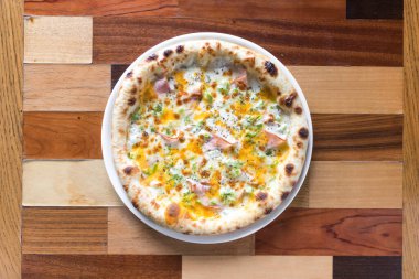 Yeni hazırlanmış yemek / yemek bir restoranda servis edilecek.