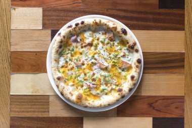 Yeni hazırlanmış yemek / yemek bir restoranda servis edilecek.