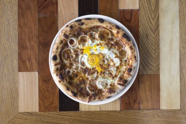 Yeni hazırlanmış yemek / yemek bir restoranda servis edilecek.