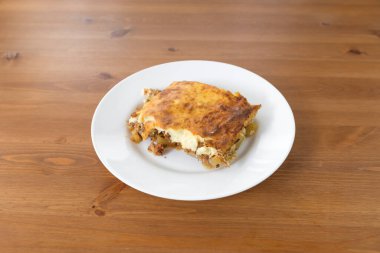 Yeni hazırlanmış yemek / yemek bir restoranda servis edilecek.