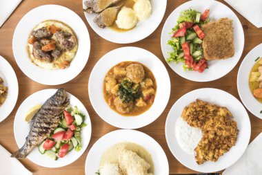 Yeni hazırlanmış yemek / yemek bir restoranda servis edilecek.
