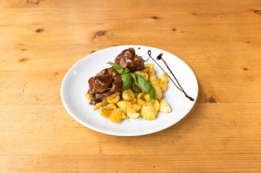 Yeni hazırlanmış yemek / yemek bir restoranda servis edilecek.