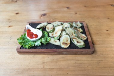 Yeni hazırlanmış yemek / yemek bir restoranda servis edilecek.